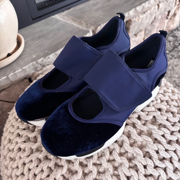 Gioseppo Women's SZ 7 Navy w/ White Sport Casual Happy Collection Velcro Top - Picture 4 of 16